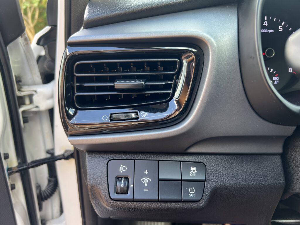 Kia STONIC 1.4 100KM 2018r przebieg 68 tys.km auto w ORYGINALE. - obrazek 52